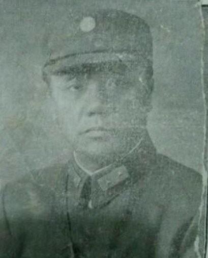 1948年7月，国民党中将霍守义，在兖州即将解放之际，换上普通士兵服，带着老婆仓
