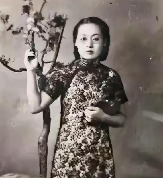 1943年，女特工邓静华炸毁日伪机关后，逃亡城外，不想日军穷追不舍，她被迫驾车过