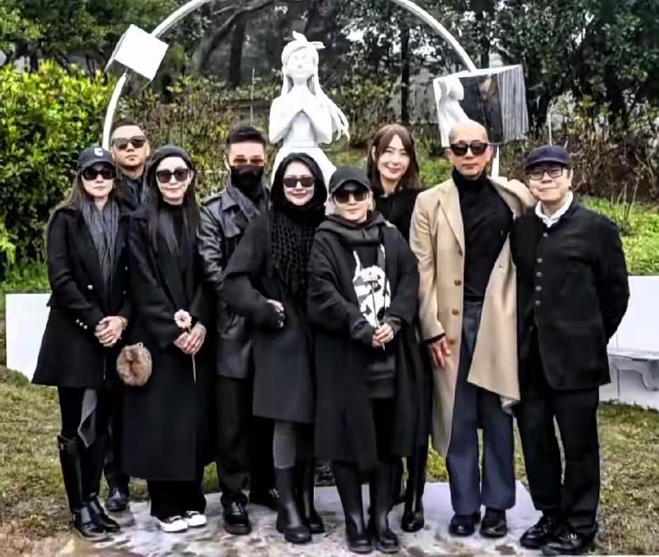 大S的纪念日，有很多好朋友去看她了，真的是太厉害了，好朋友们对她的感情也是很好的