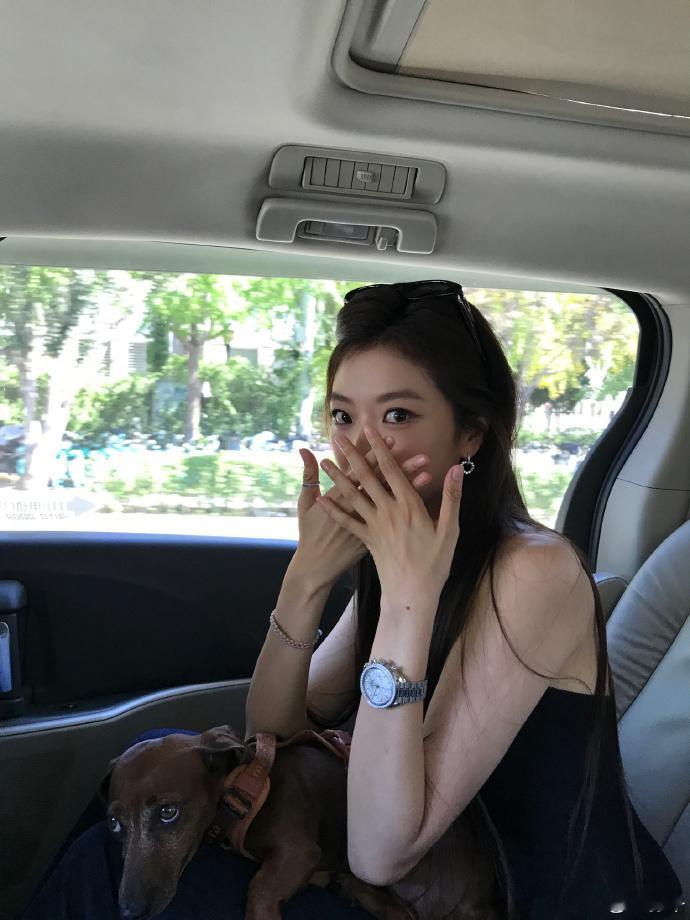 孙千最近狗狗出现很多呀完全两个萌物来的​​​