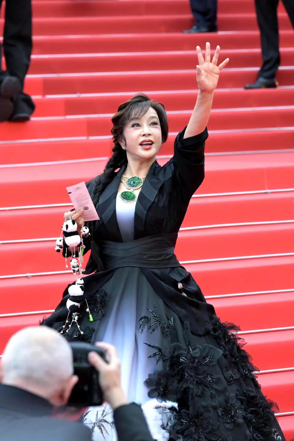 主持人问刘晓庆：“男人在您眼里是什么？”晓庆说：“朋友，蓝颜知己。”主持人又问：