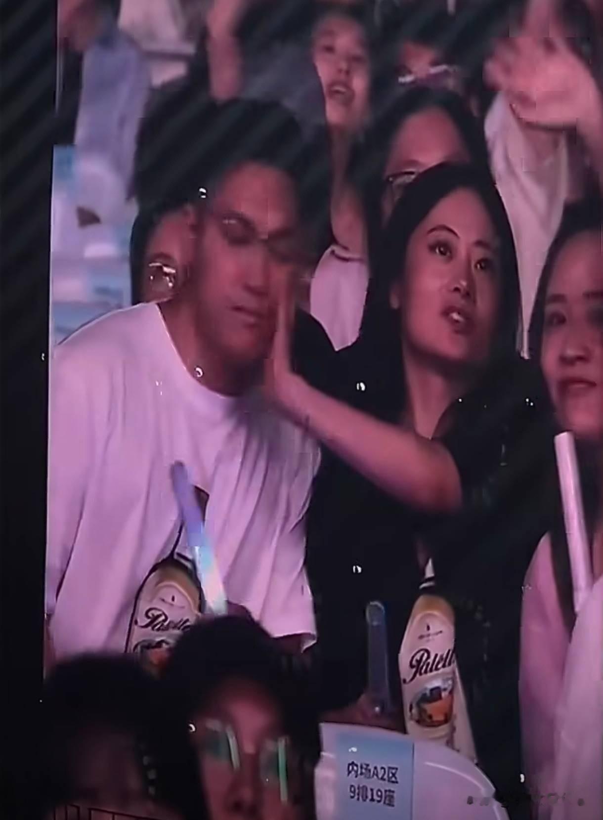 萧敬腾杭州演唱会情侣拒绝亲吻大反转，男女朋友并没有分手，也不是什么生理性厌恶，他们发了视频澄清，没有