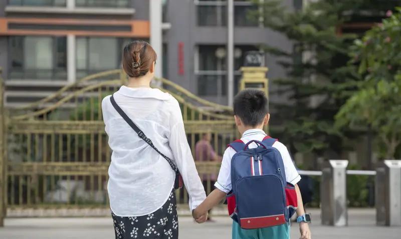 以前的学生下午5点放学，有个专家却说：应该下午4点放学。目的是为了给学生减负。但