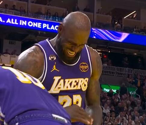 老詹小拇指受伤了，这大帽也太猛了今天湖人客场挑战勇士。目前湖人保持着领先优势