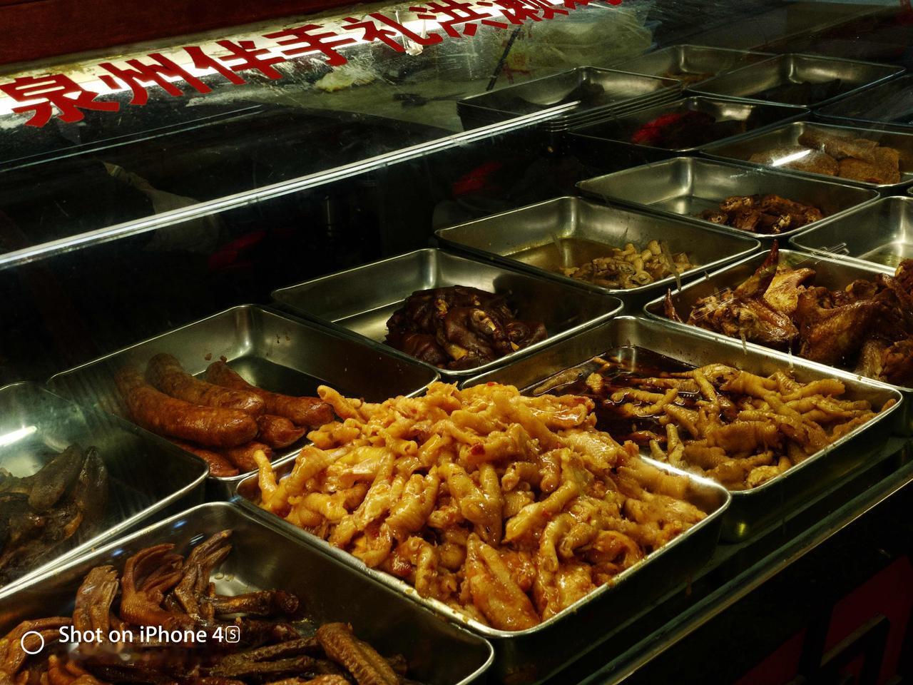 个人看法：福建泉州的鸡爪比315曝光的“白鸡爪”安全、好吃多了。特别是泉下辖某县