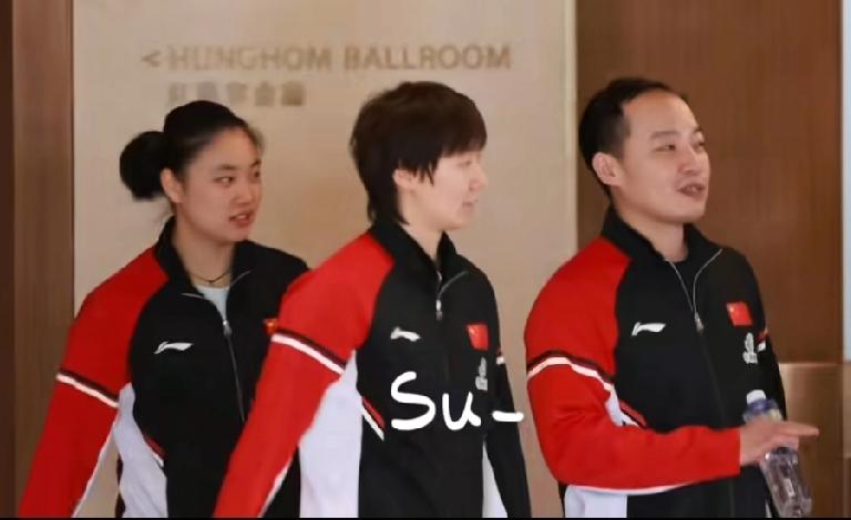 WTT香港年终总决赛，女单决赛当天，与任浩教练和徐奕一起在酒店餐厅吃完饭后离开的