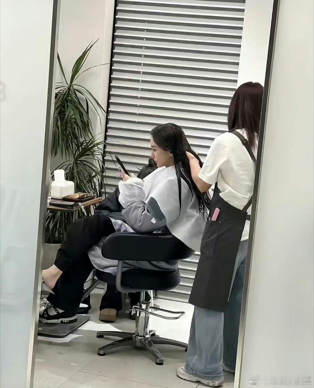 神了，Angelababy染黑发了，内娱黑发美神限时回归中能等来一个红毯吗