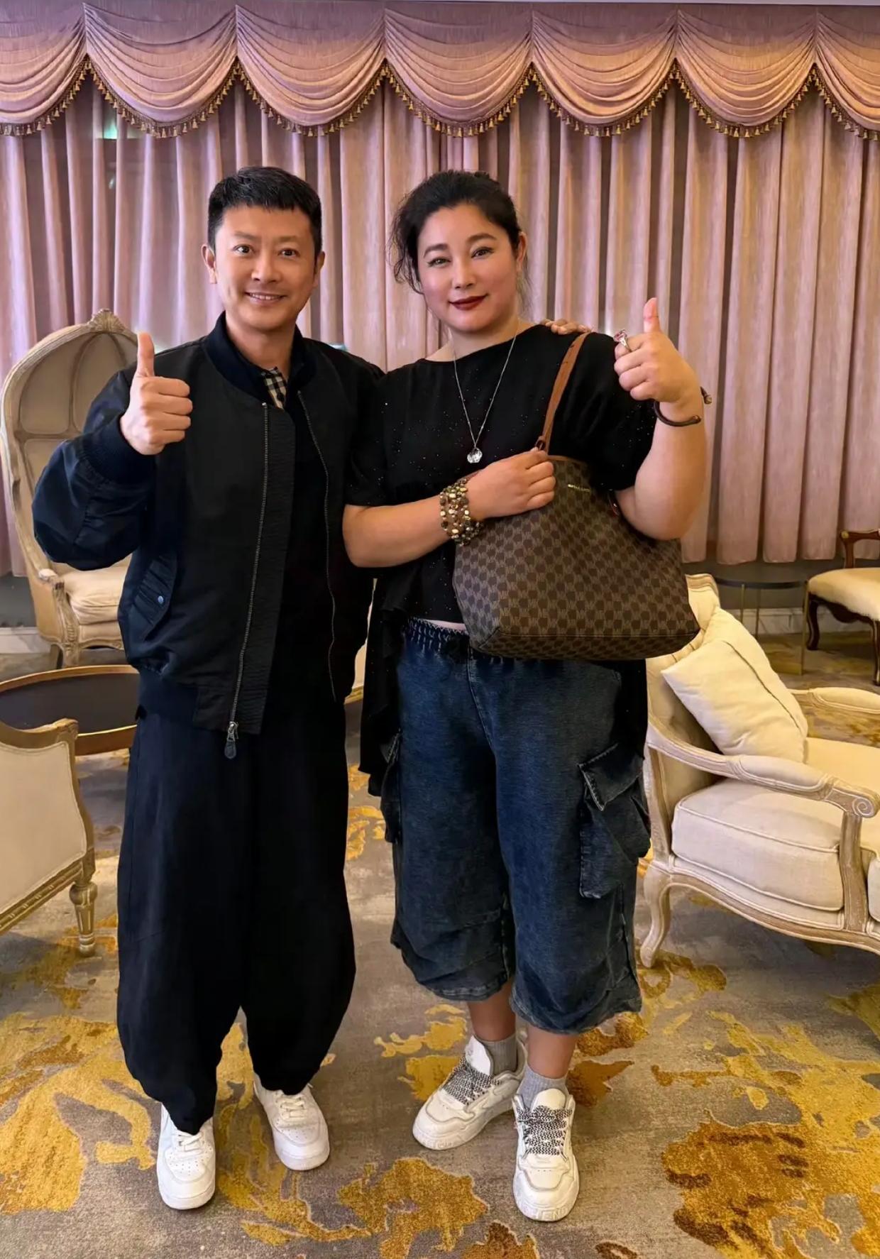 相隔23年再次同框岁月，真的是一把杀猪刀啊！23年前，印小天和于娜，还有刘烨