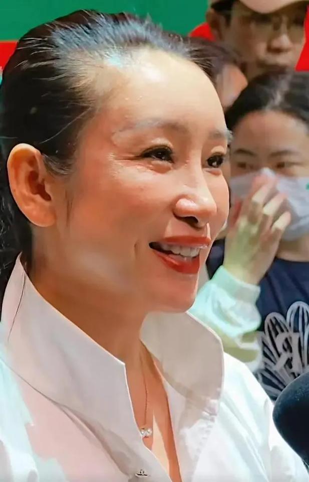 秦海璐的成功不是靠颜值，完全靠演技。她脸大，五官长得也不精致，今年47岁了，看上