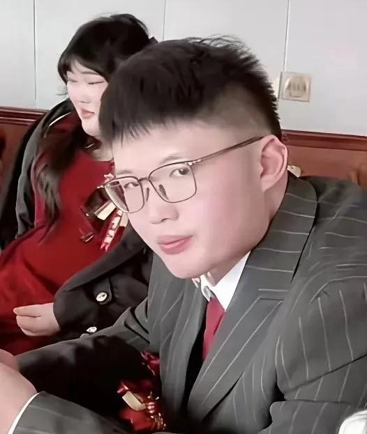 大衣哥女婿婚礼上黑脸，你真以为他是老实人？错，他那张脸，透着股“上岸第一剑，怒