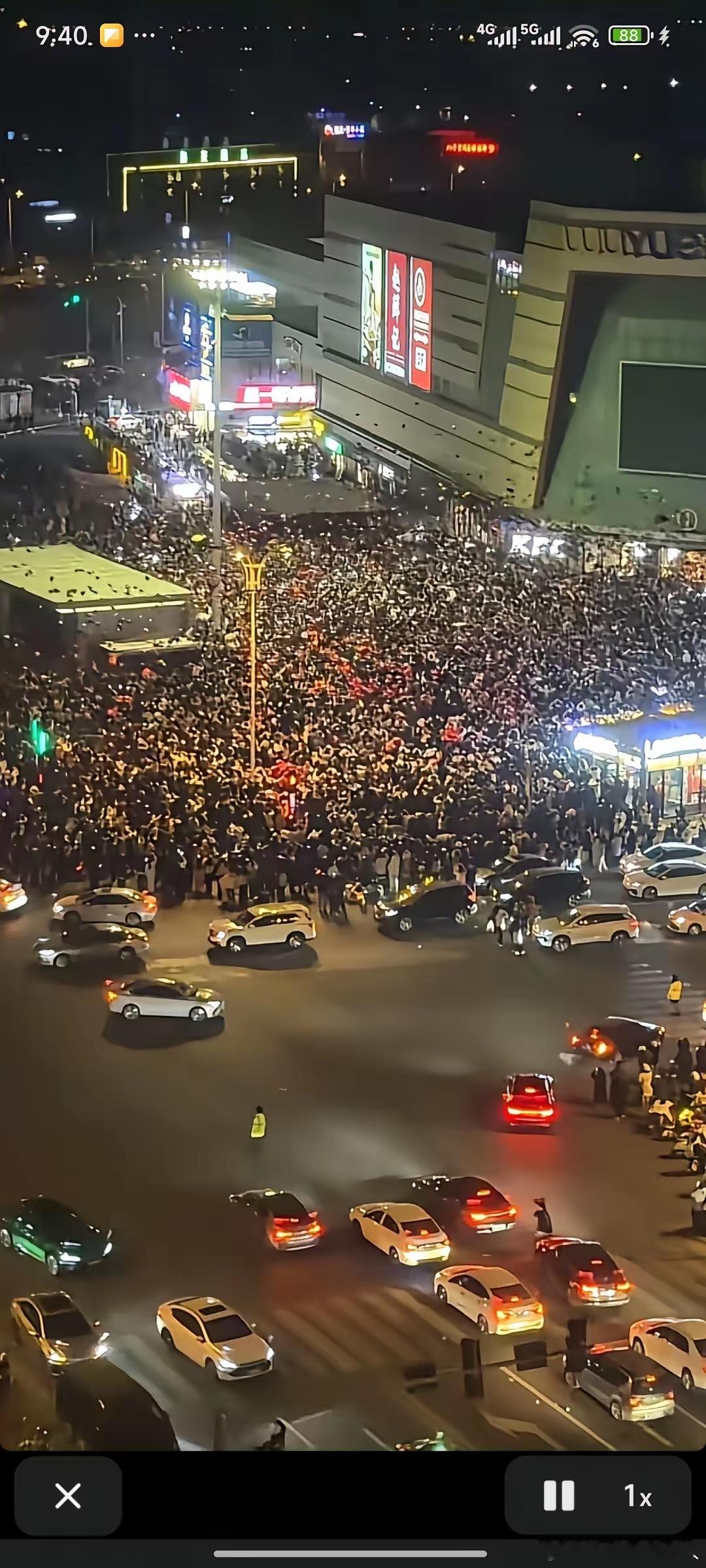 冻了好几个小时，喊过一句“321”，结果公交不见影，出租车拦不到，网约车没人接，