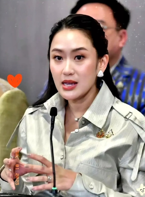泰国政坛最近又出大新闻了！8点30分，泰国议会就对总理佩通坦的不信任案进行了表