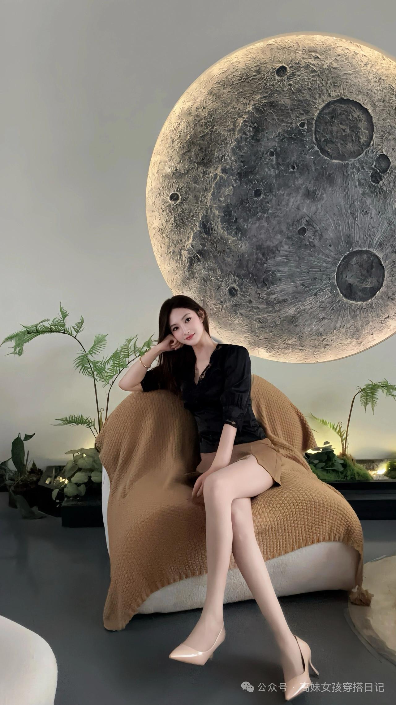 在月光的照耀下，享受宁静的夜晚时光。人的一生最大的财富是什么?