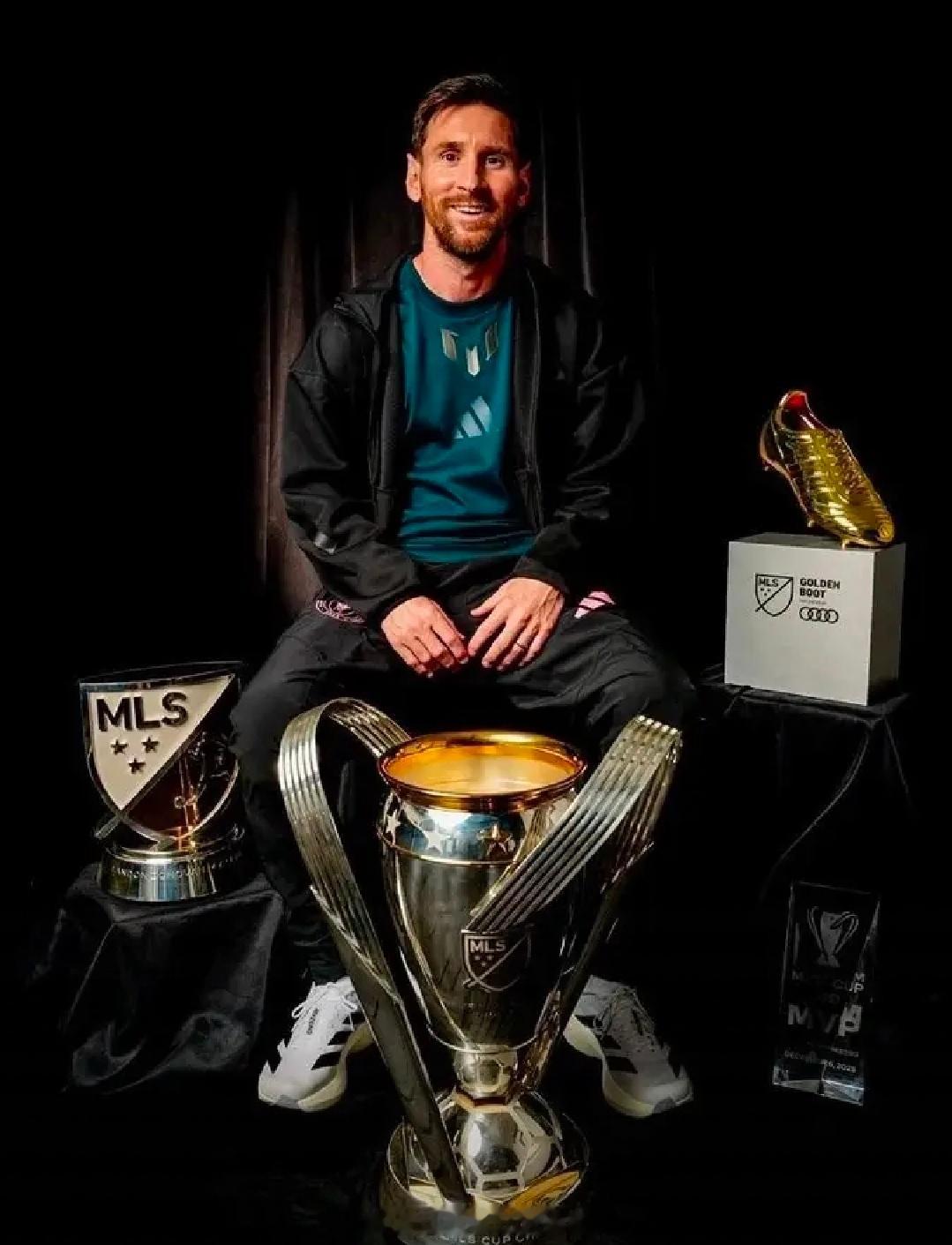 梅西晒三冠合影，照片疯传网络近日，一张梅西展示本赛季三大荣誉的照片在社交平台上迅