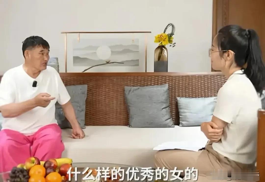 大衣哥，真男人！近日，朱之文坐在记者面前，说了句大实话：“很多优秀的女同志