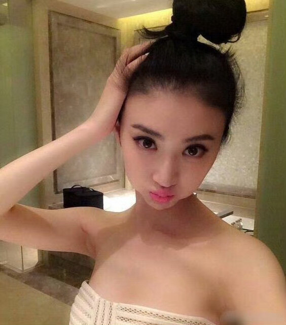 景甜姐姐，居家自拍，好甜好美。景甜姐姐居家自拍，甜笑如花绽放，穿搭简约不失雅致，