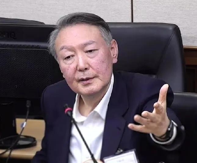 尹锡悦彻底栽了，他所有后路都没了，韩国民力量党刚通过决议，不仅与尹锡悦划清界限，