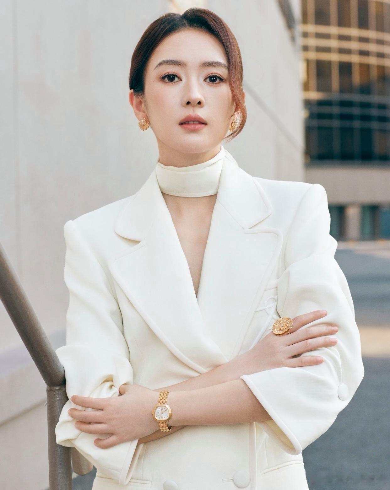 1.童瑶一直热心帮闫妮张罗感情，经常主动为她介绍相亲对象，只是闫妮始终没有遇到合适的缘分，感情状态依