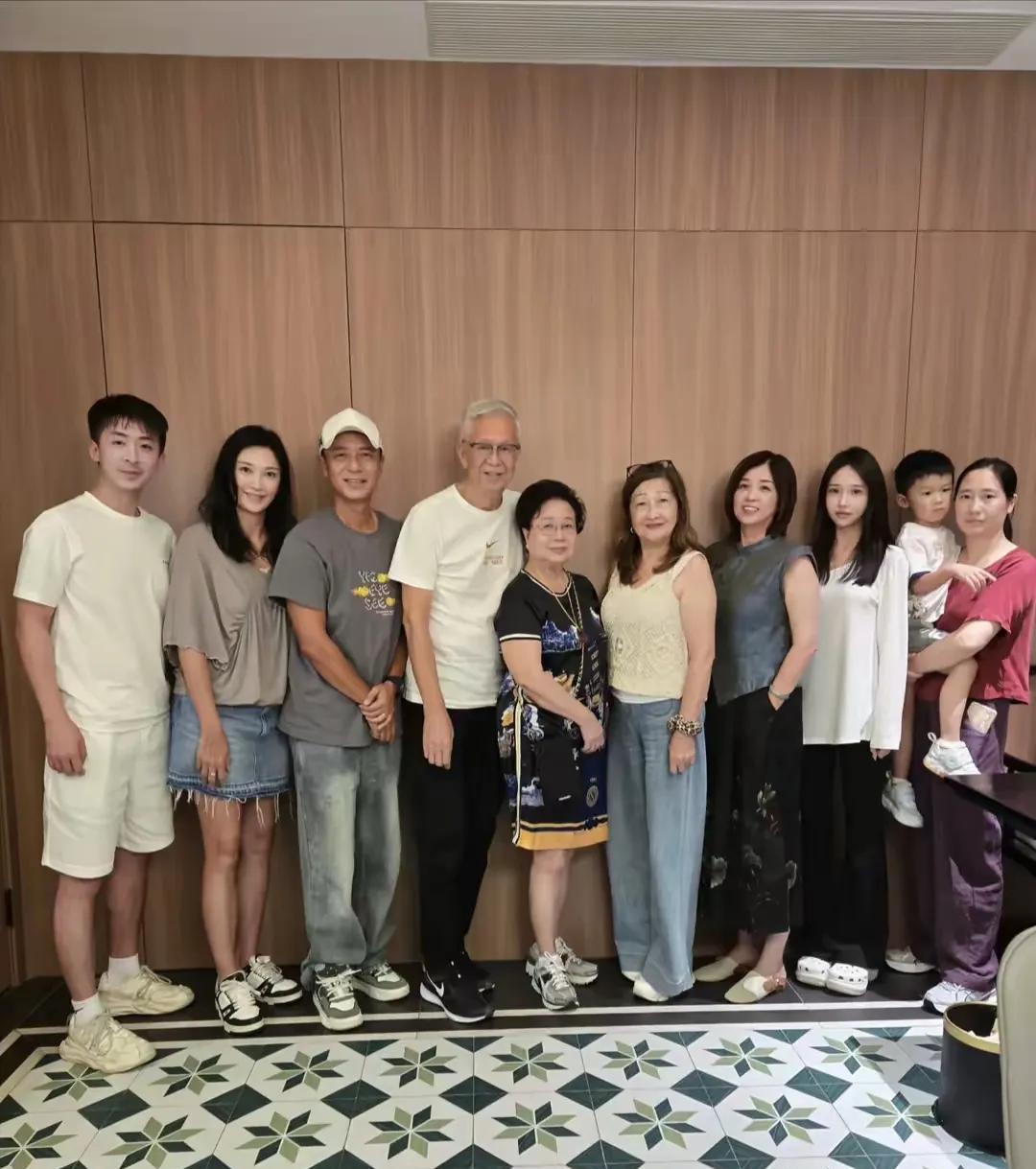 57岁的李克勤和51岁的妻子卢淑仪看起来就像是两代人李克勤带着一大家子人到厦门
