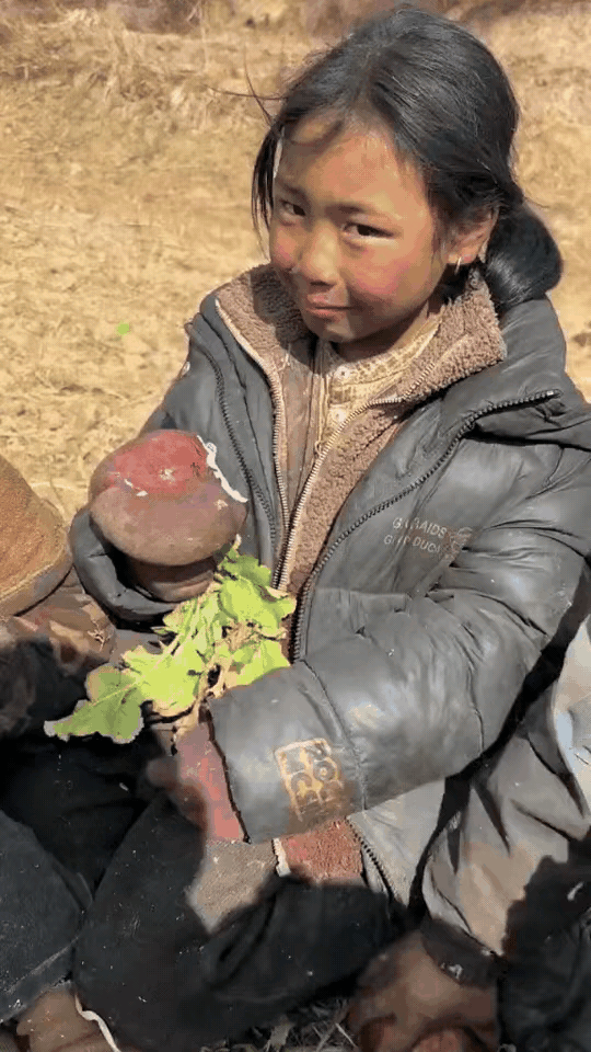 这画面看起来既温馨，也有几分心酸，不知道这是什么时候拍的画面，如果是以前拍的，心