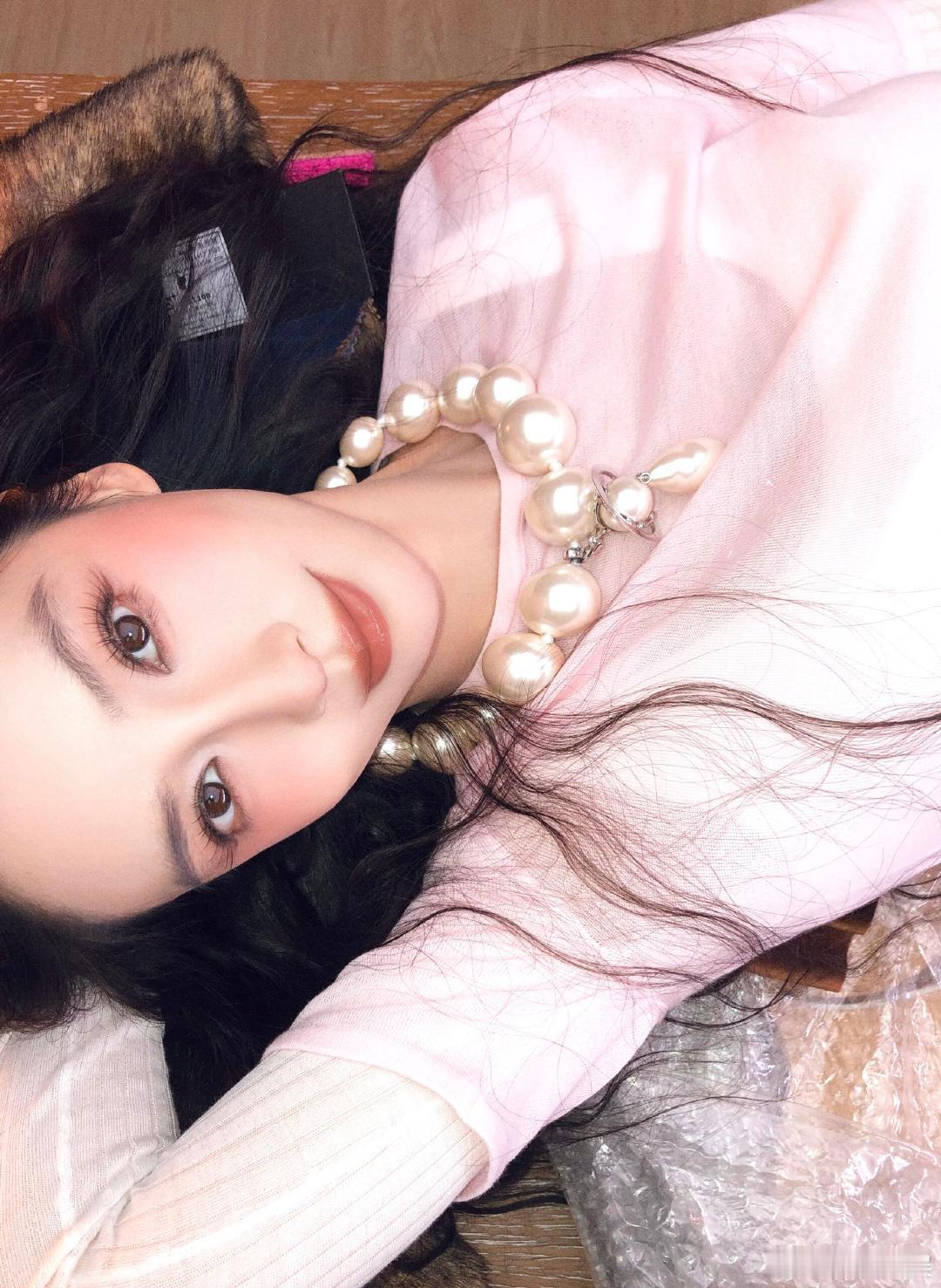 Angelababy千禧风低像素大片温俊你是懂怎么拍美女的，这种略带颗粒感的质感