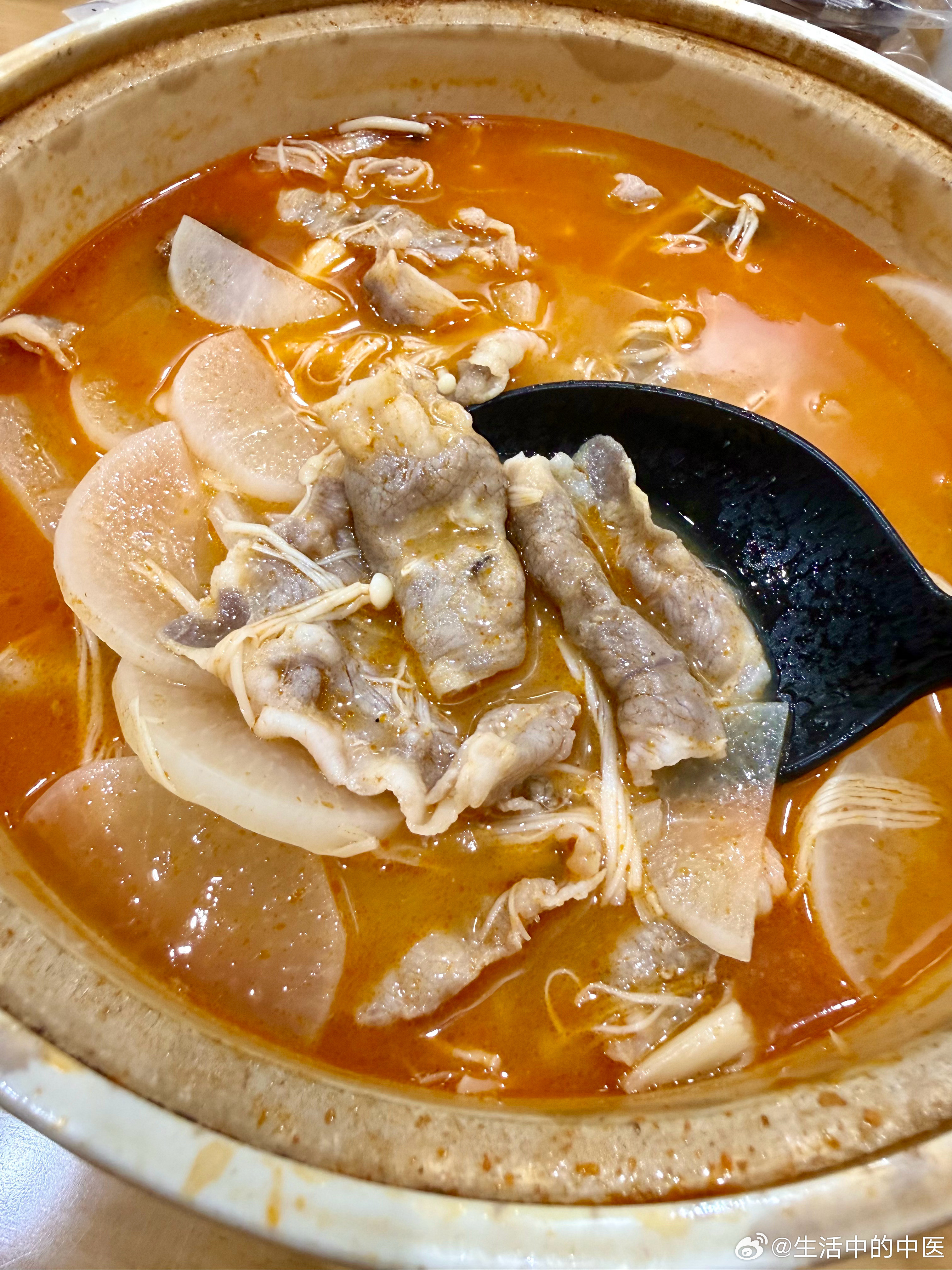 上午出诊，下午上课。回家煮一锅酸汤萝卜羊肉卷，特解乏。​​​