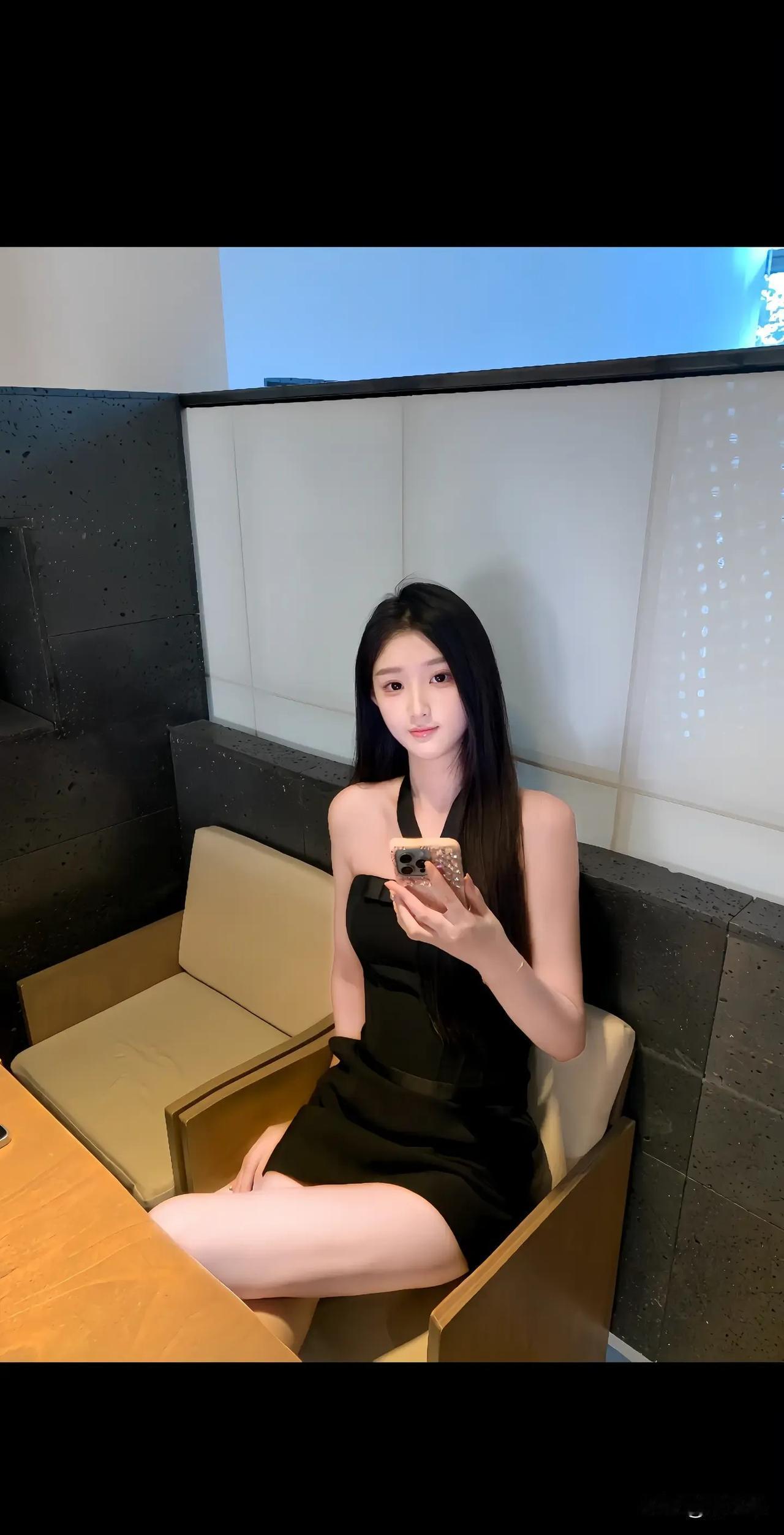 都市女孩的优雅时光，黑裙与手机的完美搭配。