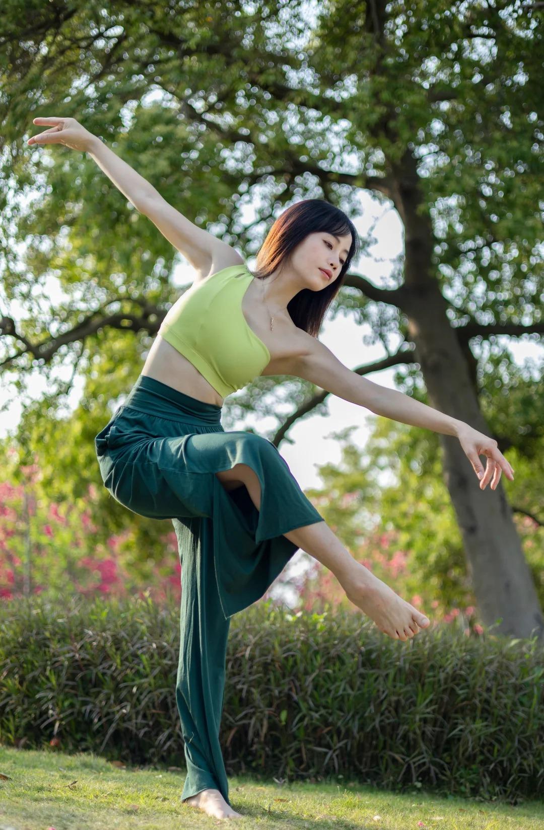 |把春天“穿”在身上，练进心里。换上清爽的浅绿瑜伽服，便与春日撞了个满怀，奔赴