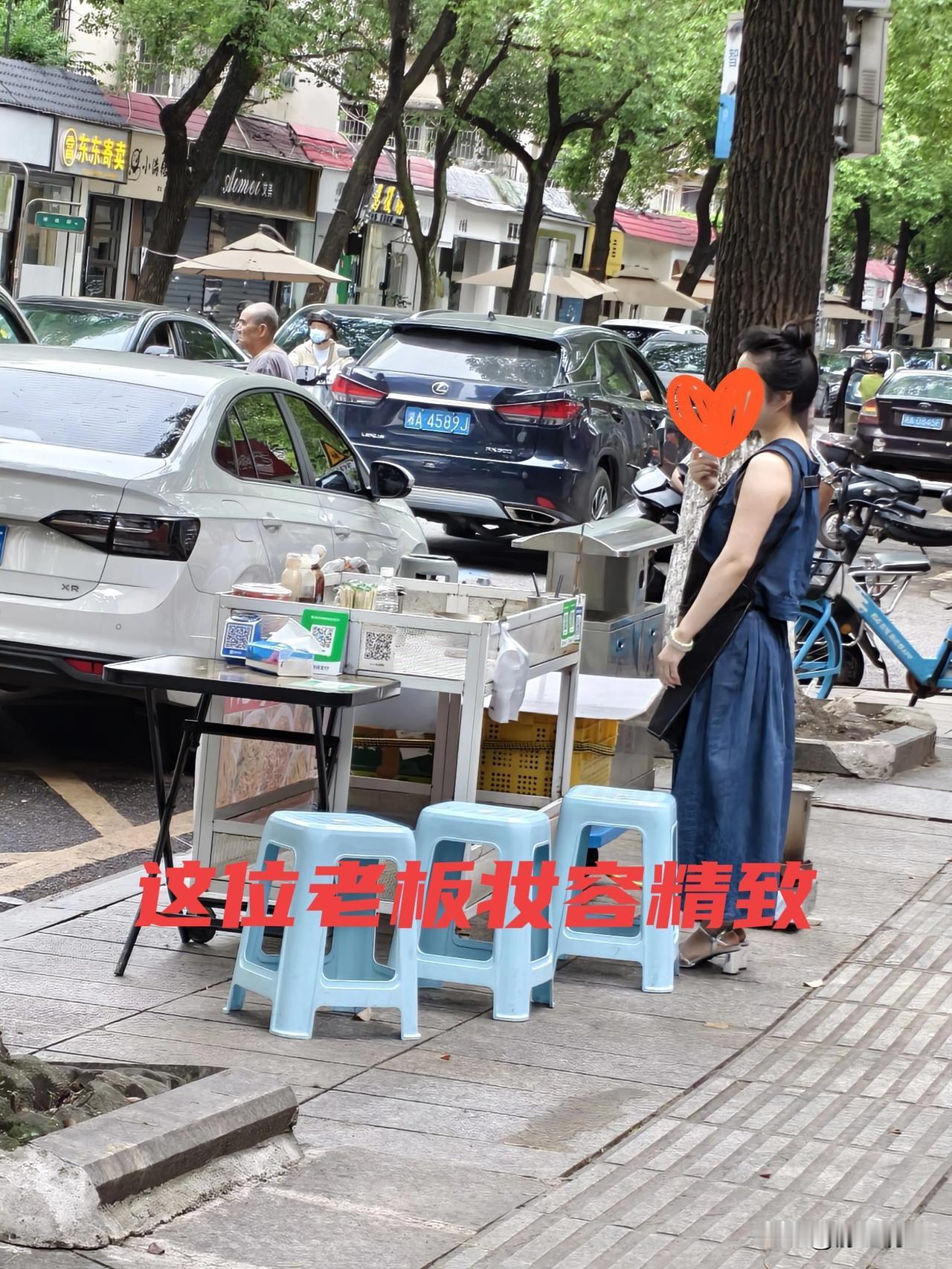 地摊特种兵地摊界不断出现“特种兵”。不知道什么原因这种现象越来越多。这种地摊