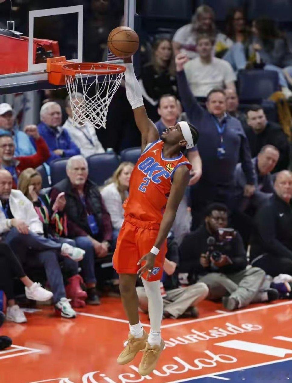 雷霆队正在犯一个NBA史上最昂贵的“错误”：他们太省钱了。全队工资1.56亿