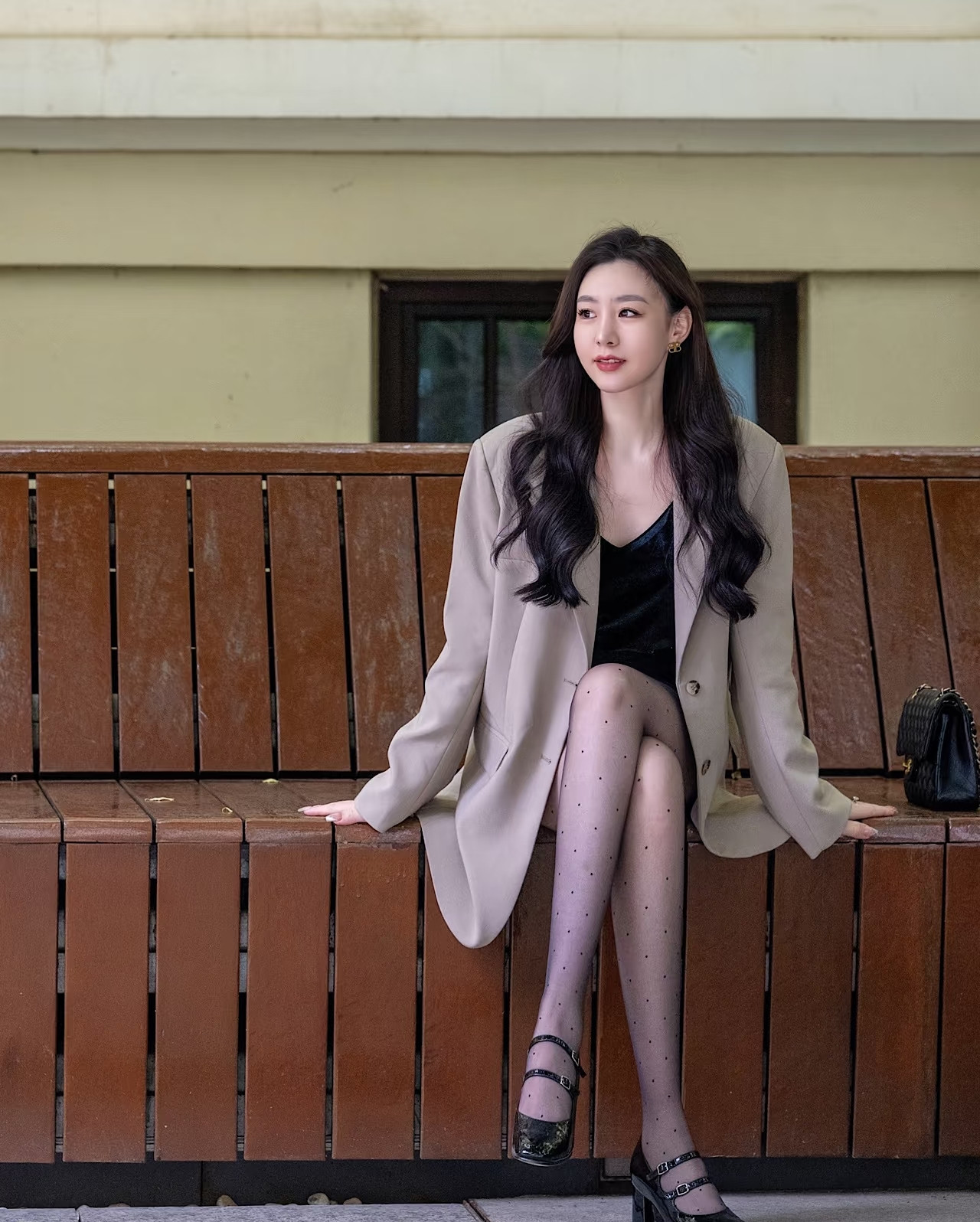 秋冬美拉德氛围，被波点黑丝+法式玛丽珍狠狠拿捏！哑光黑丝缀着细碎波点...