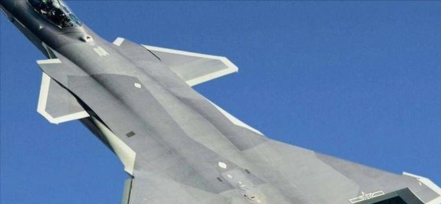 日本年轻人活在梦里中国歼-10C击落阵风，以为中国军力不如印度？日本年