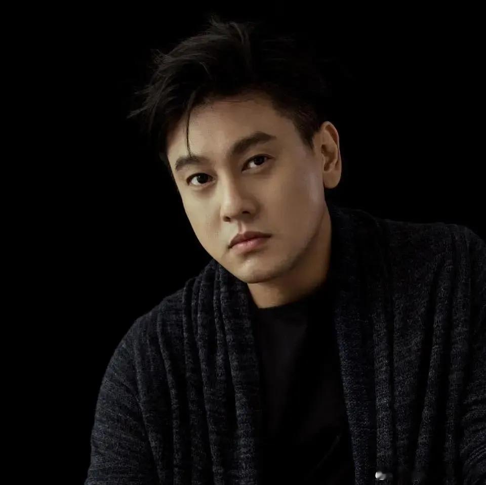 突然觉得朱孝天挺让人佩服的。不是因为他成了F4里的“编外人员”，而是他活成了很多