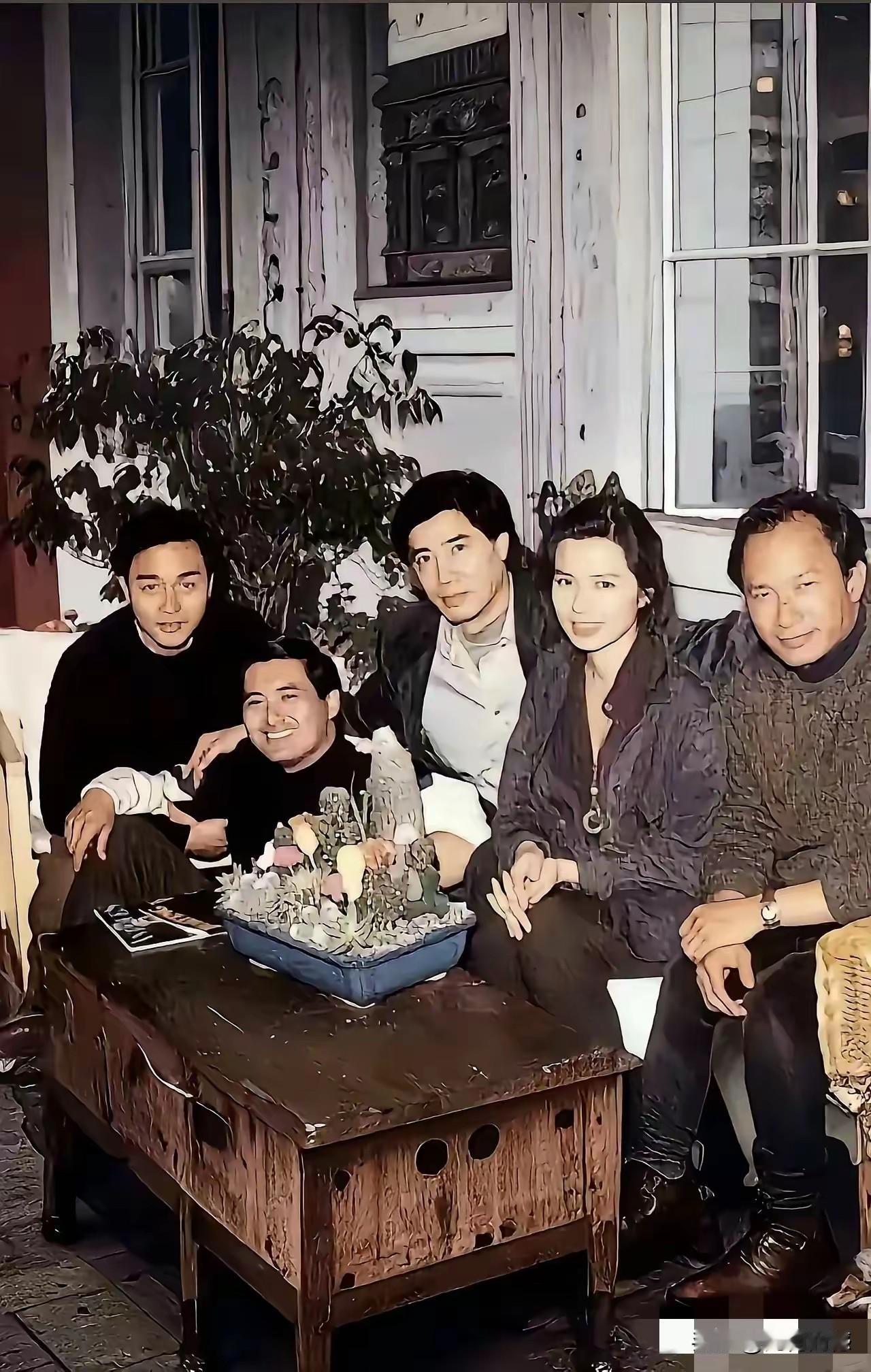 照片中的这五个人，当年还是那样的年轻，还是那样的活力四射，对他们来说，那是他们的