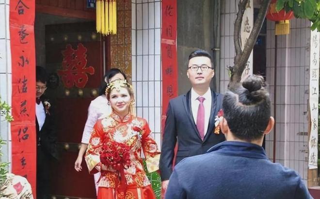 2014年河南新乡那个颁奖台，到现在想起来还让人心里发酸。一个六十多岁的中国老汉