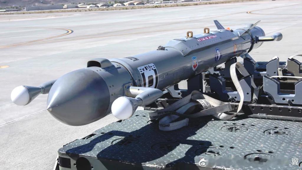 美军前往中东部署的F-16CJ在机腹挂载了“愤怒小猫”电子战吊舱。伊朗烽火问鼎