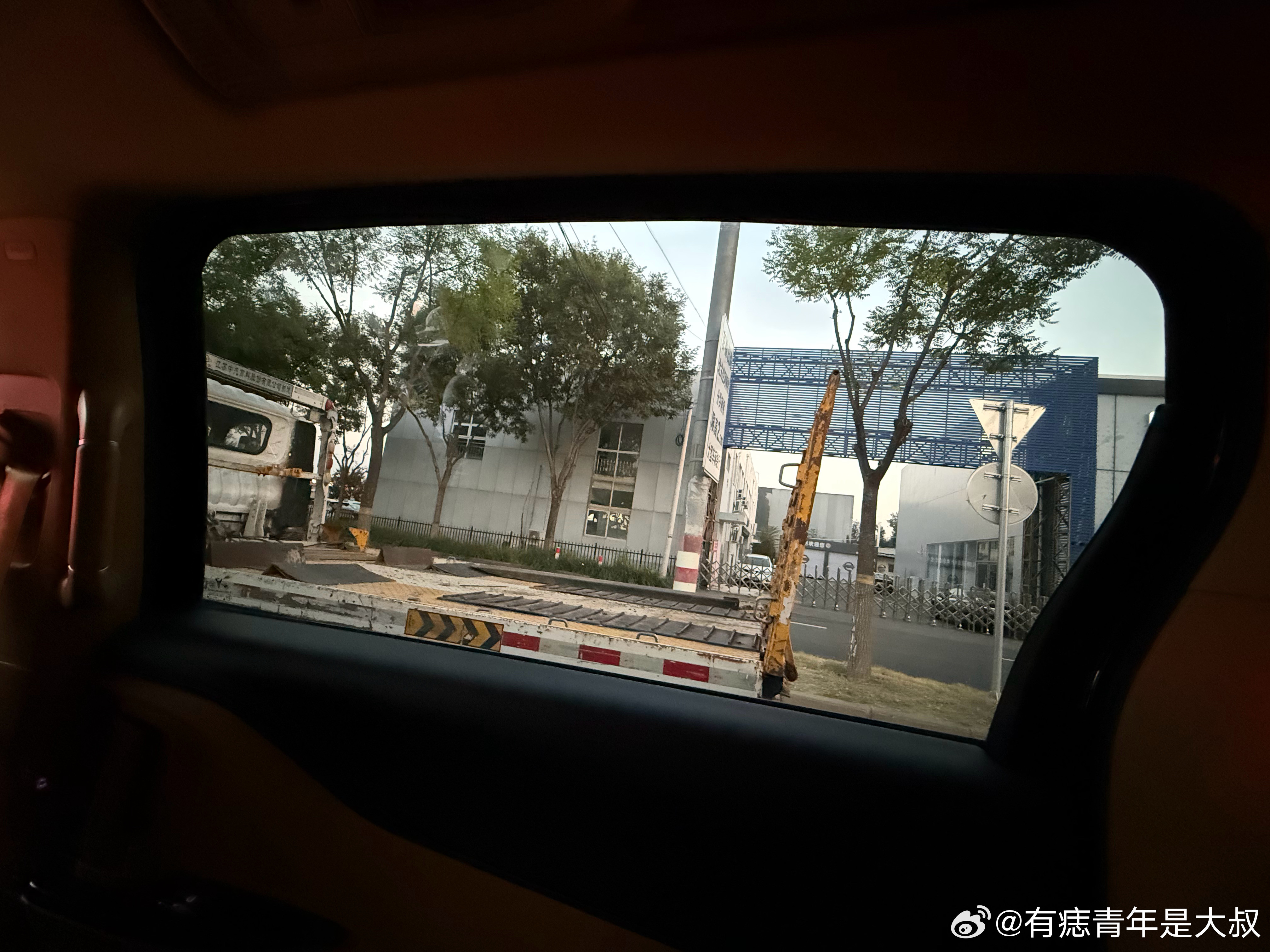 每次坐MPV，看到这个二排巨大无比的窗户，就非常爽，也不知道为啥