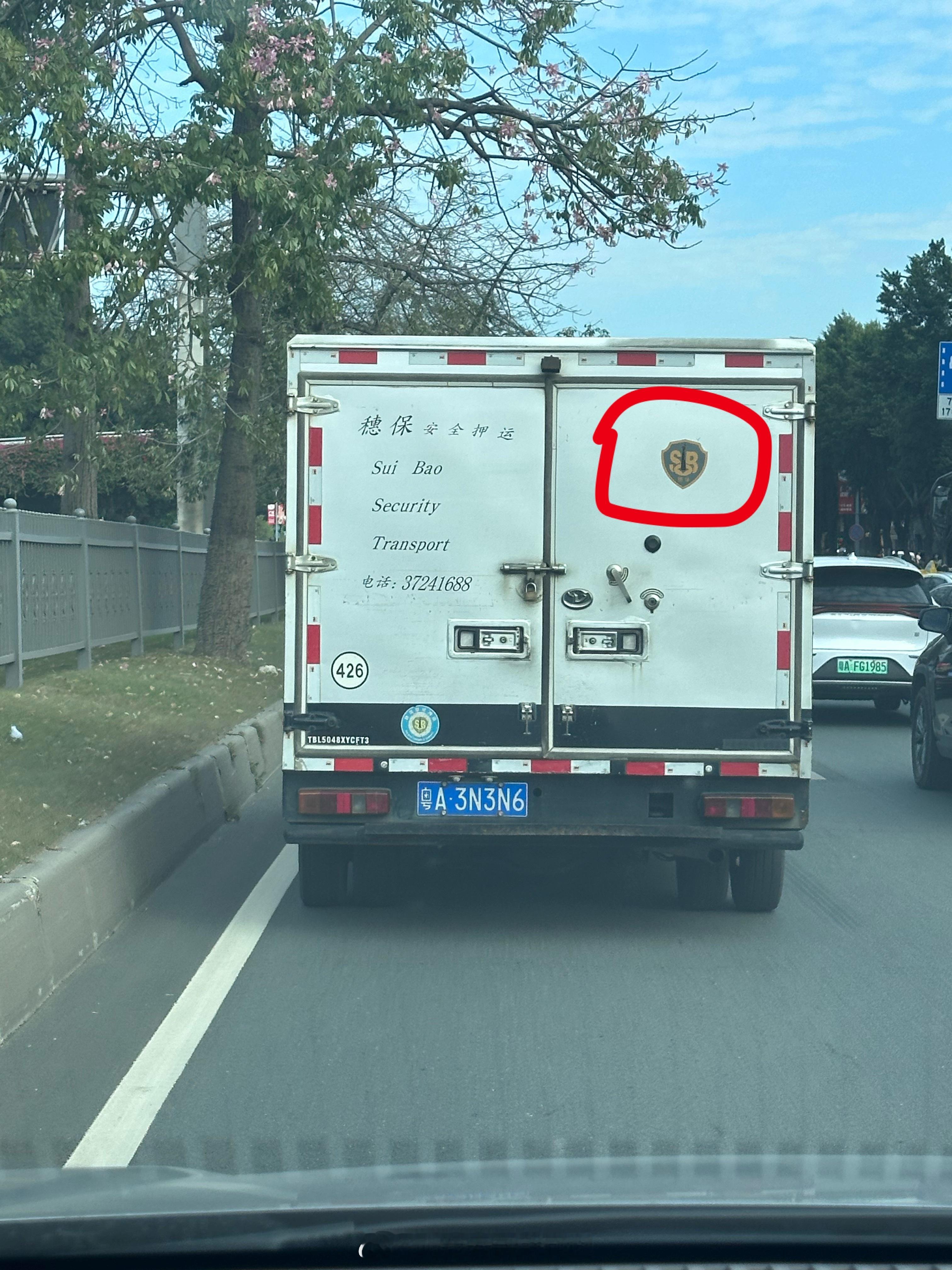 这应该是全世界最低调的公司了吧？缩写都那么普通！它可是有枪的而且最有钱的车了吧？