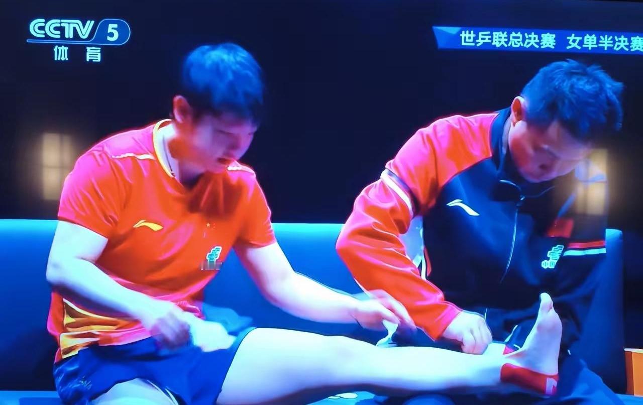 孙颖莎带伤再次上场，决战混双获亚军看见队医给莎莎处理脚伤，心好疼呀！退出单打