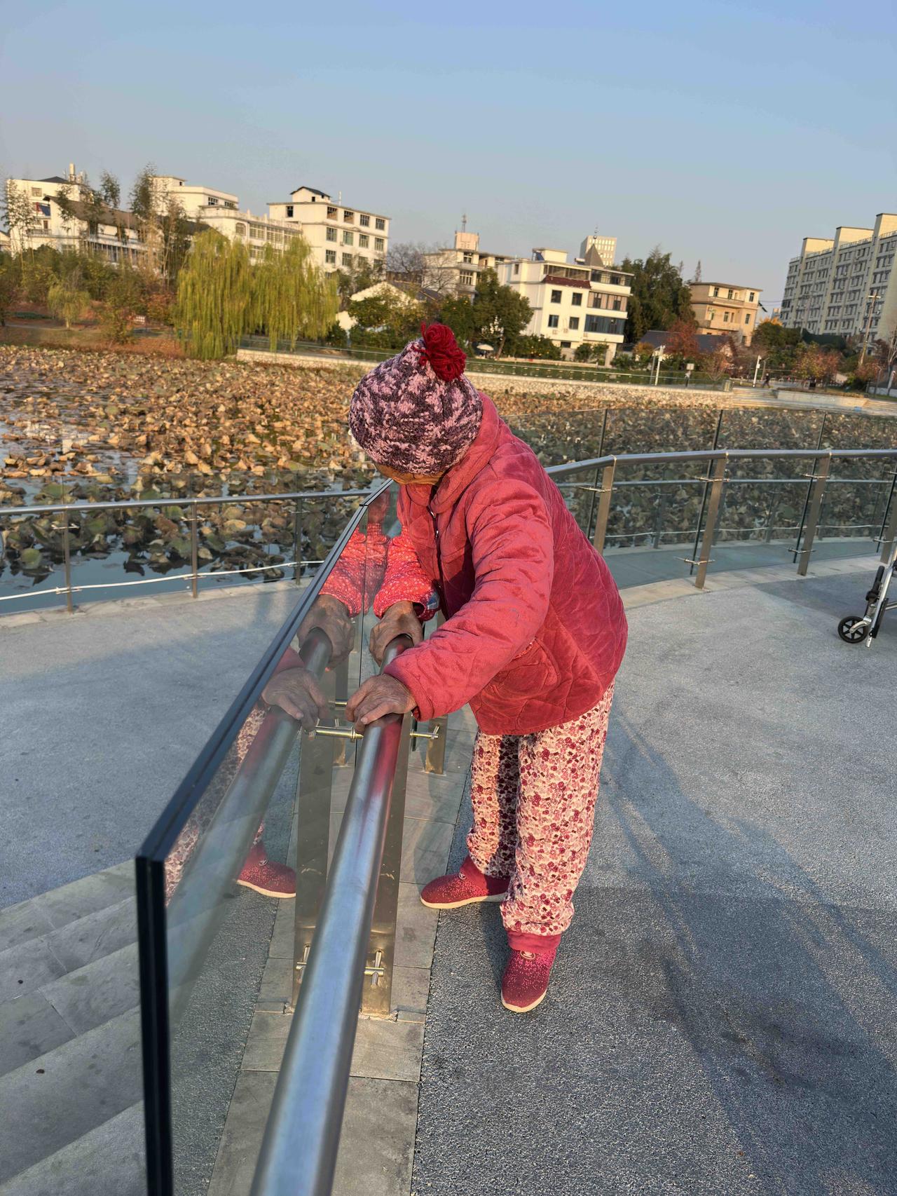 母亲撞伤后第四天了。大妹照常一早就去服侍母亲，给母亲穿衣洗脸喂她吃早饭，还搀