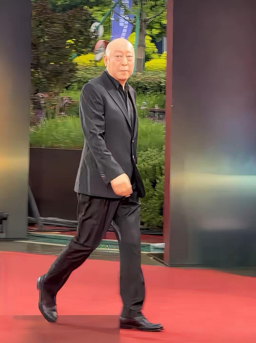说句大实话，如果他不包装，不是演员在农村，活脱脱老光棍一条再说他作为演员，他