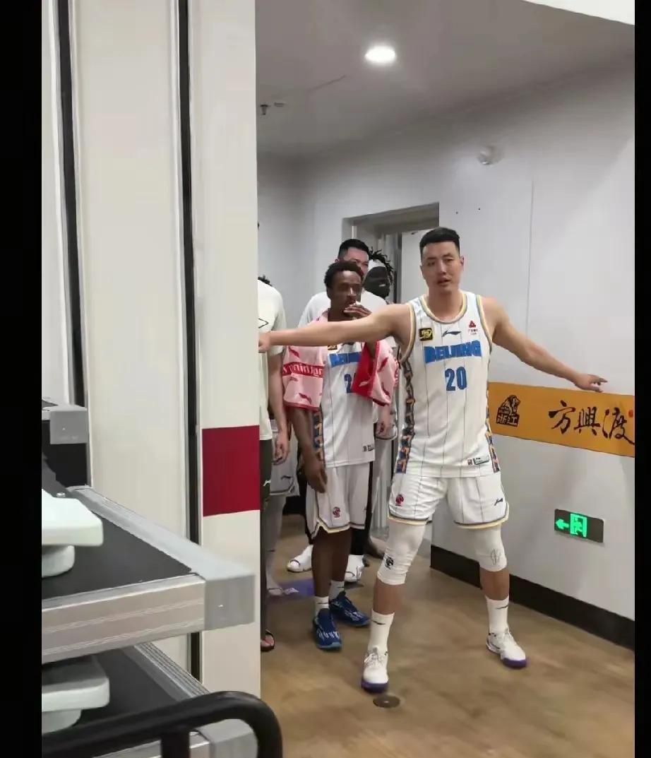 翟晓川做了最英名理智的决定！就是把所有想看热闹的球员拦着，不让他们靠近广厦队球迷