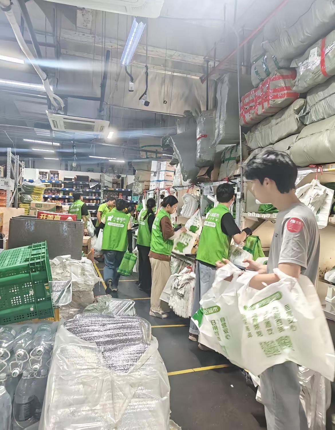 钱难挣啊，今天在小象超市面试分拣。前面安排了一个在这里工作很久的老员工女孩子，