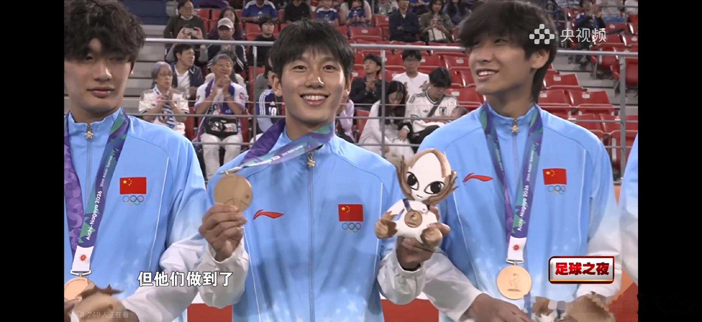 足球之夜这一期真的好偏爱小王呀小毛也有好多采访片段也破案了向队到底跟对手说了啥其实硬蹭一下王钰栋也能