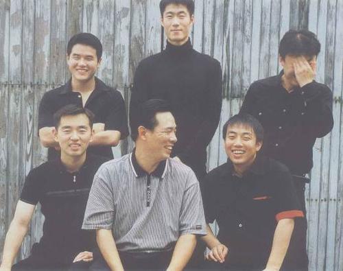 ''国乒五虎''与教练同框的老照片：画面中的国乒教父蔡振华笑意粲然，风度翩翩