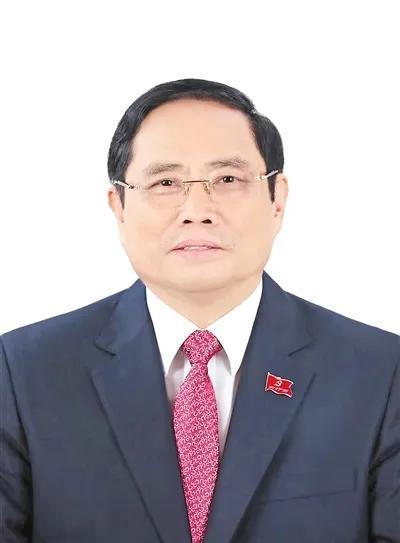 越南总理范明政善于走进人群中，走进生产生活一线，和底层民众、年轻民众打成一片，这