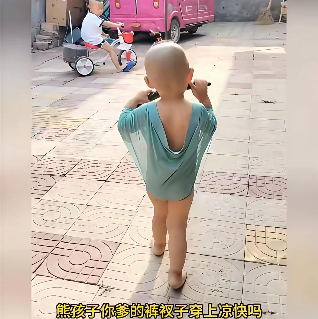 巴黎世家快来快来抄作业。小孩子洗完澡穿出去了。薄如蝉翼，上下包裹。前后深V，设计