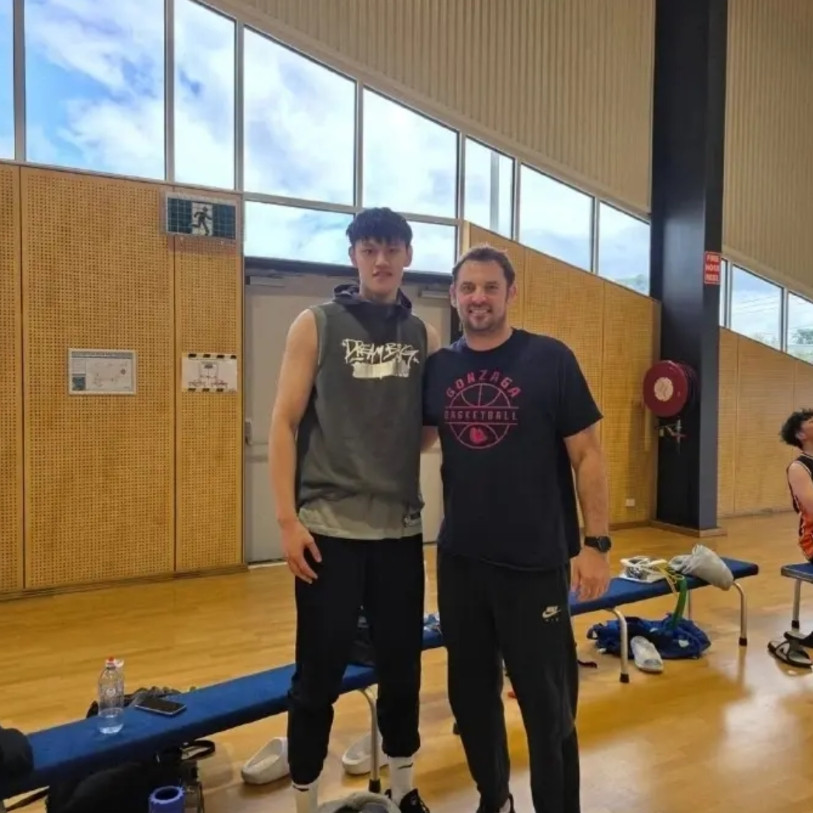 首钢现在这阵容太适合小曾了，赵睿、周琦、陈盈骏三个核心都能吸引防守，小曾的无球空