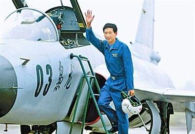 “不跳！”2004年，一架战斗机在4800米高空突然“空中停车”，指挥员数次下达