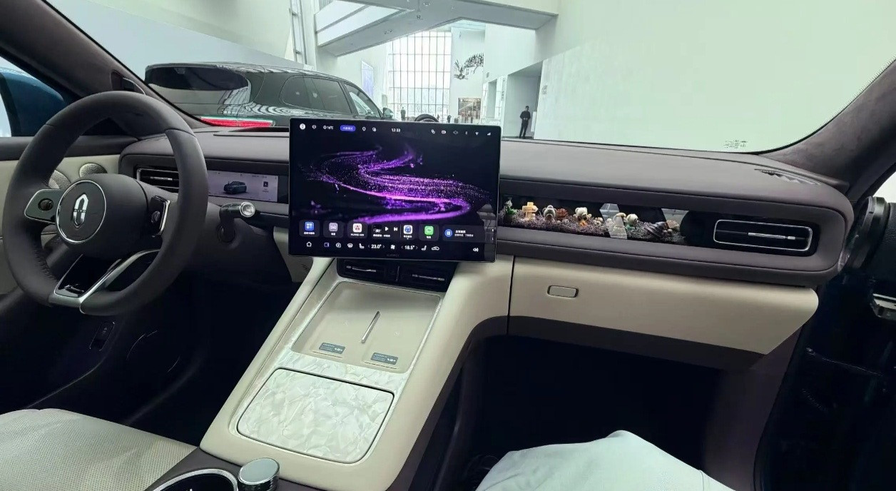 问界M6这内饰是不错，饰板也用上了智界7系的洛可可白，副驾那到底是不是屏幕？